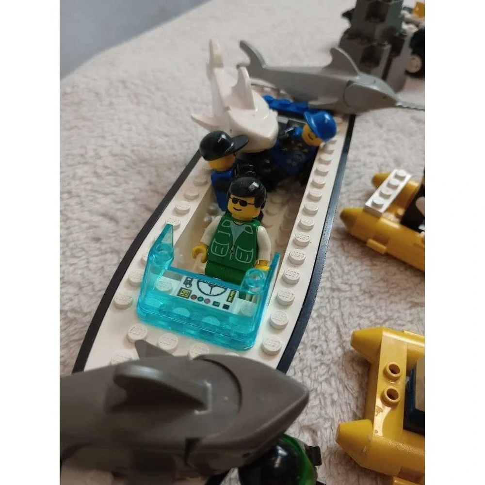LEGO City Police Boat Shark Rescue Minifigure‎ Vehicles Set